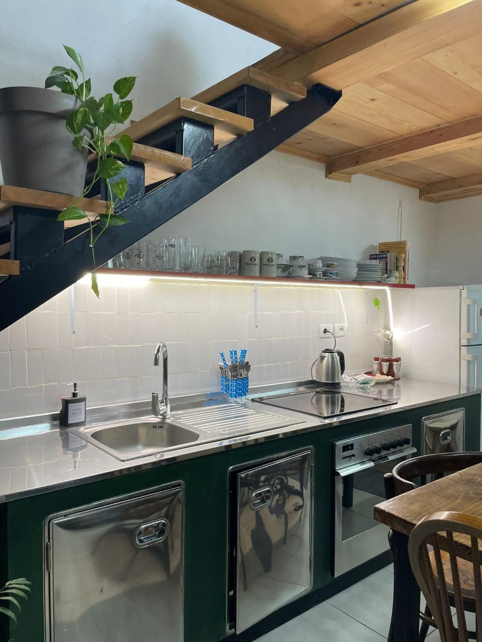 Kitchen or kitchenette, Dining area