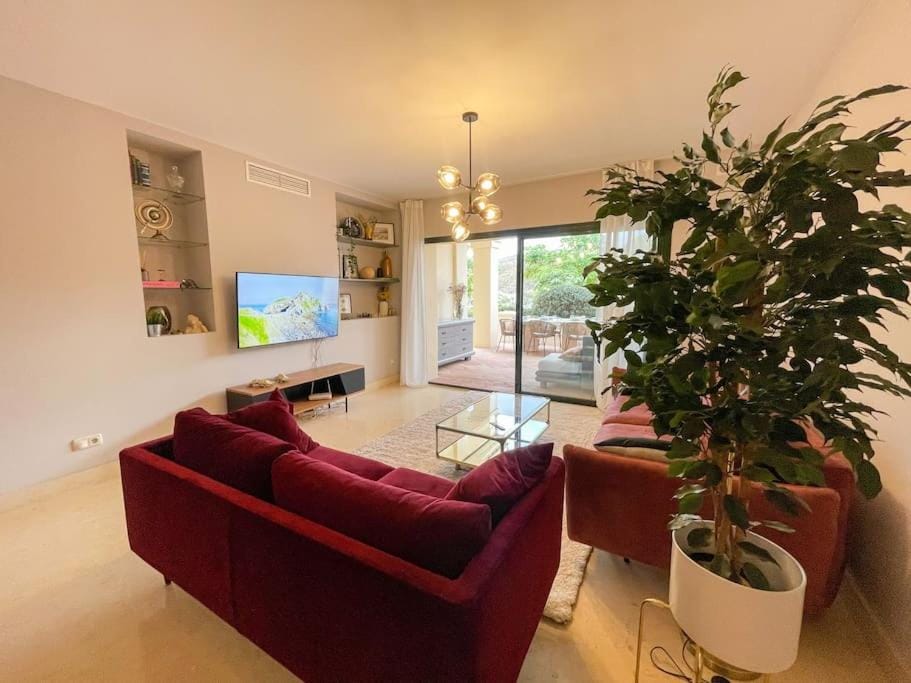 TV and multimedia, Living room, Seating area, Evening entertainment