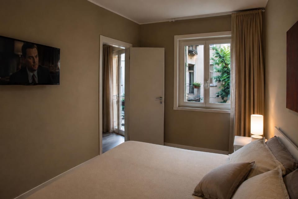Bed, TV and multimedia, Bedroom, towels
