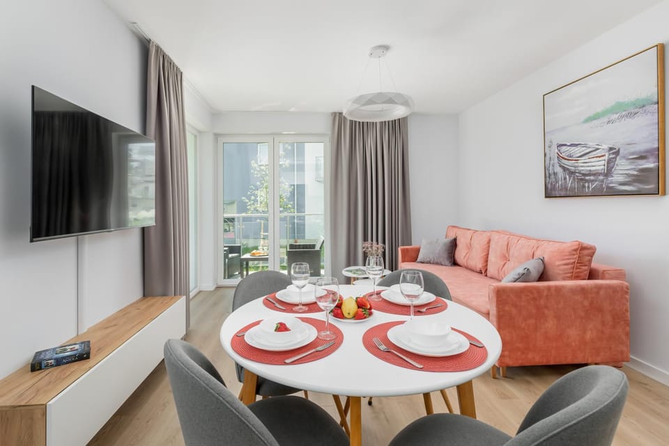 TV and multimedia, Seating area, Dining area