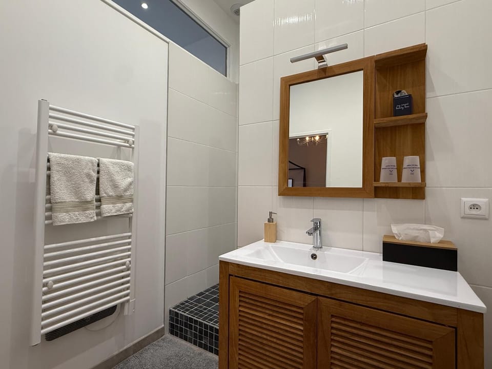 Shower, Bathroom, towels