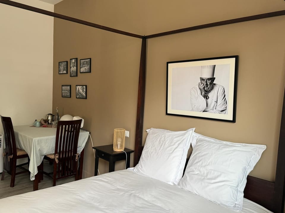 Bed, Seating area, Bedroom