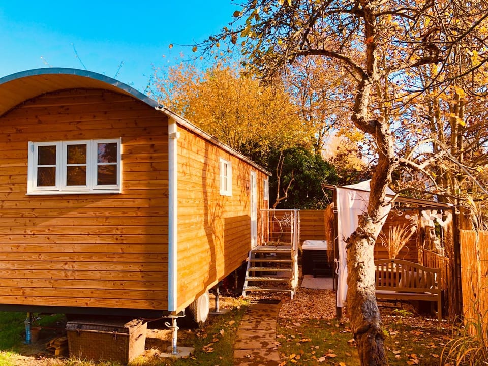 Zirkuswagen mit Outdoor Whirlpool und Garten House in Germany