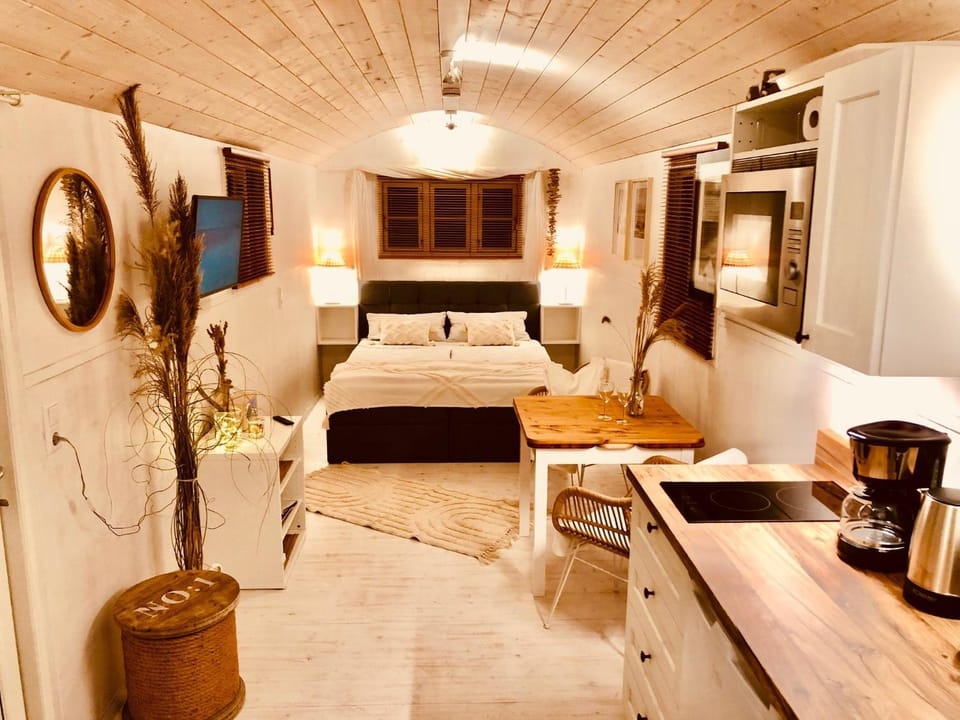 Zirkuswagen mit Outdoor Whirlpool und Garten House in Germany
