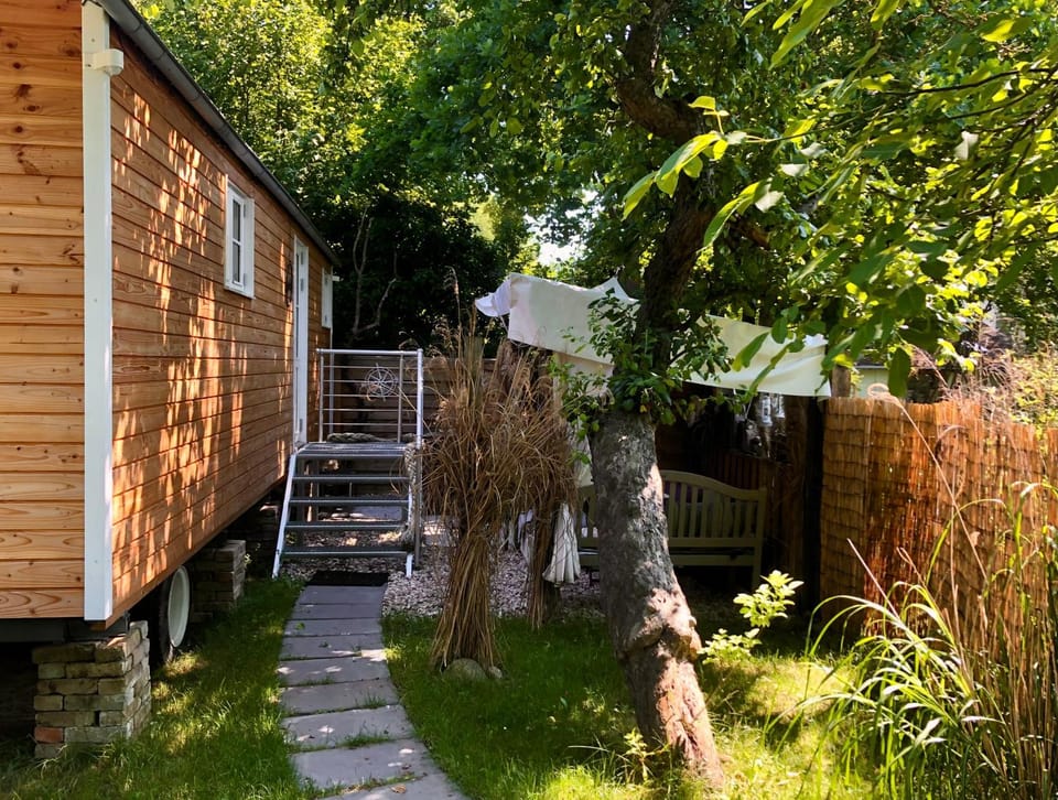 Zirkuswagen mit Outdoor Whirlpool und Garten House in Germany
