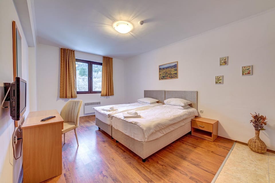 Bed, TV and multimedia, View (from property/room), Photo of the whole room, Bedroom, towels