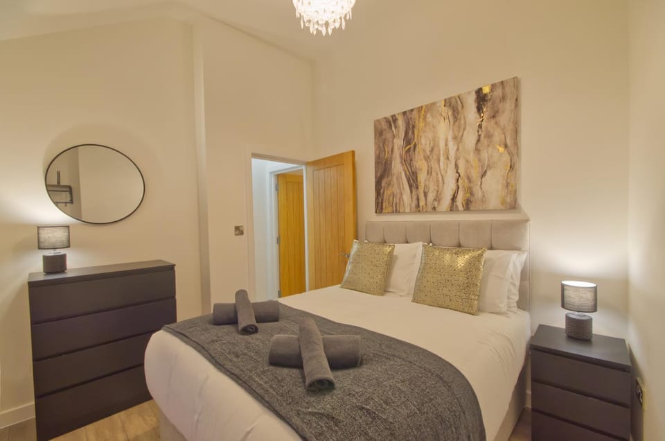Bed, Bedroom, towels