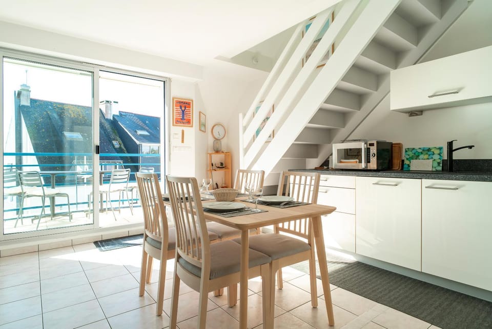 Kitchen or kitchenette, Dining area