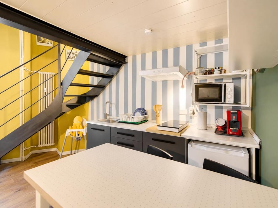 Kitchen or kitchenette, Dining area, stove