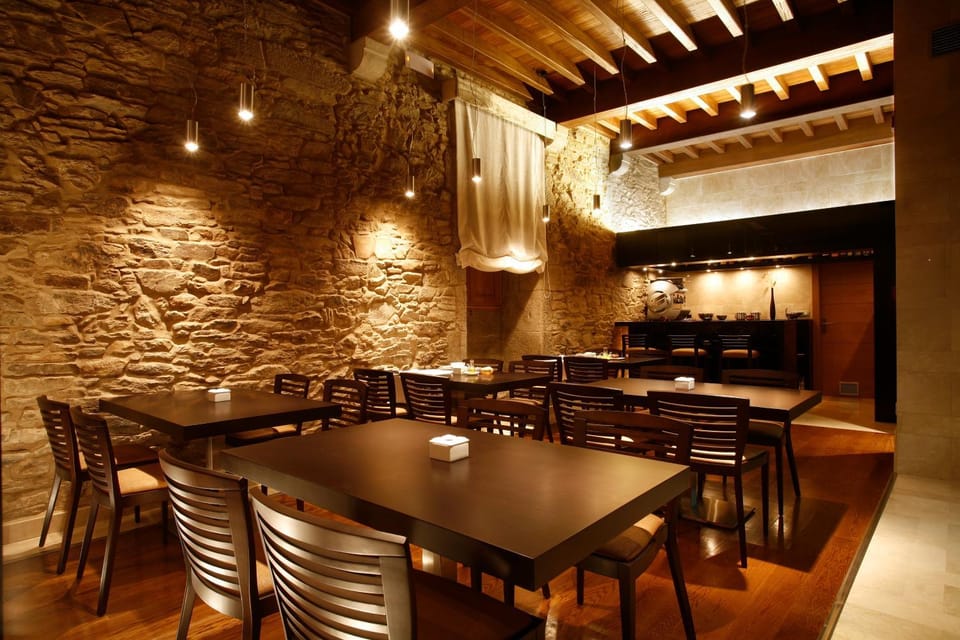 Restaurant/places to eat, Lounge or bar