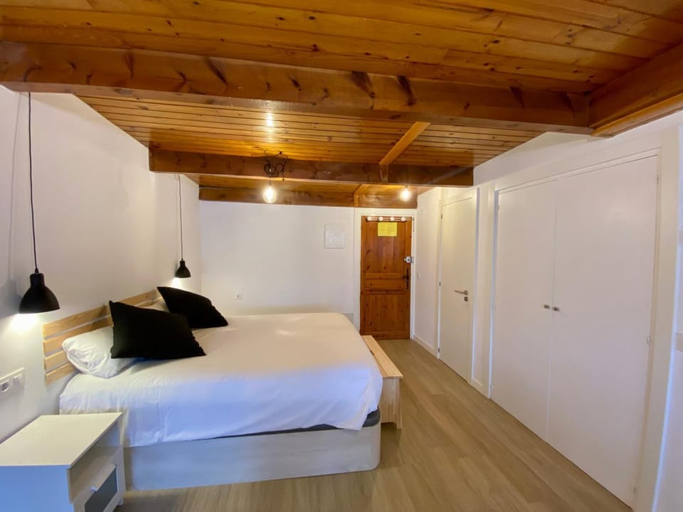 Bed, Photo of the whole room, wardrobe