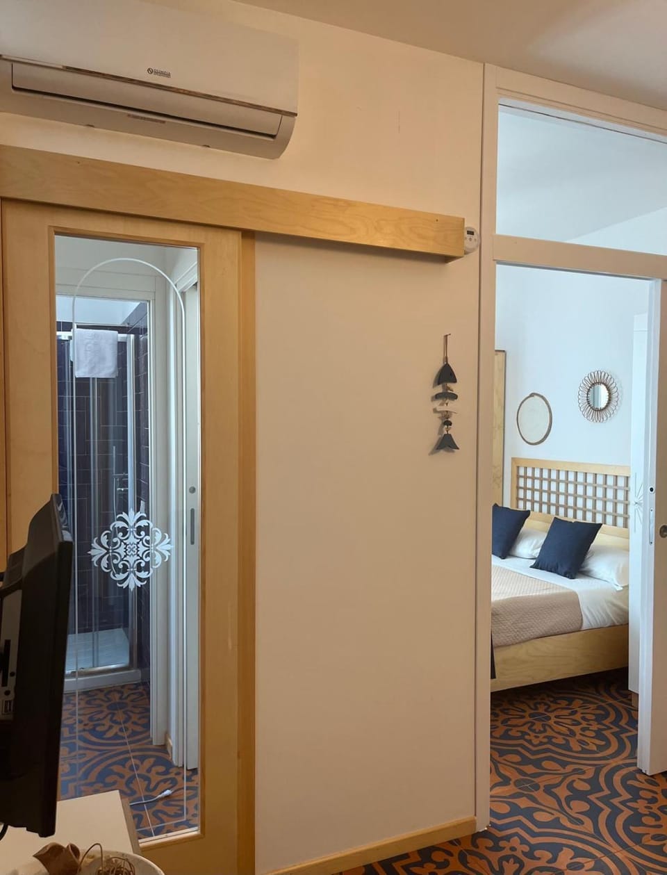 Photo of the whole room, air conditioner