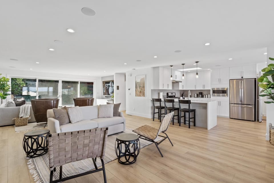 Kitchen or kitchenette, Living room, Seating area