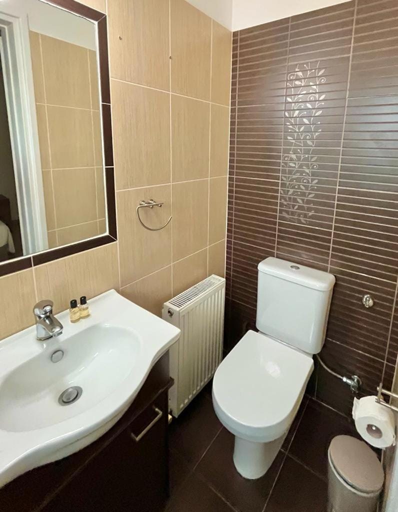 Shower, Toilet, Bathroom, bidet, towels