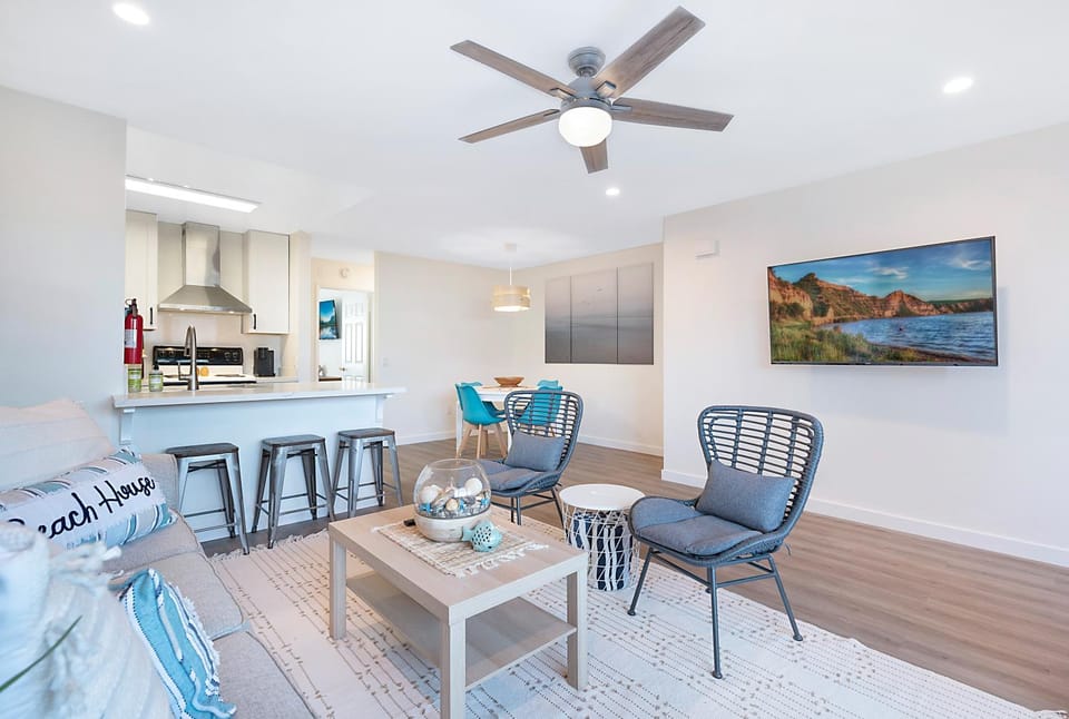Kitchen or kitchenette, Living room, Seating area, Dining area, fireplace