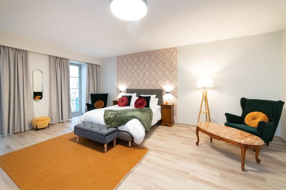 Bed, Living room, Photo of the whole room, Bedroom