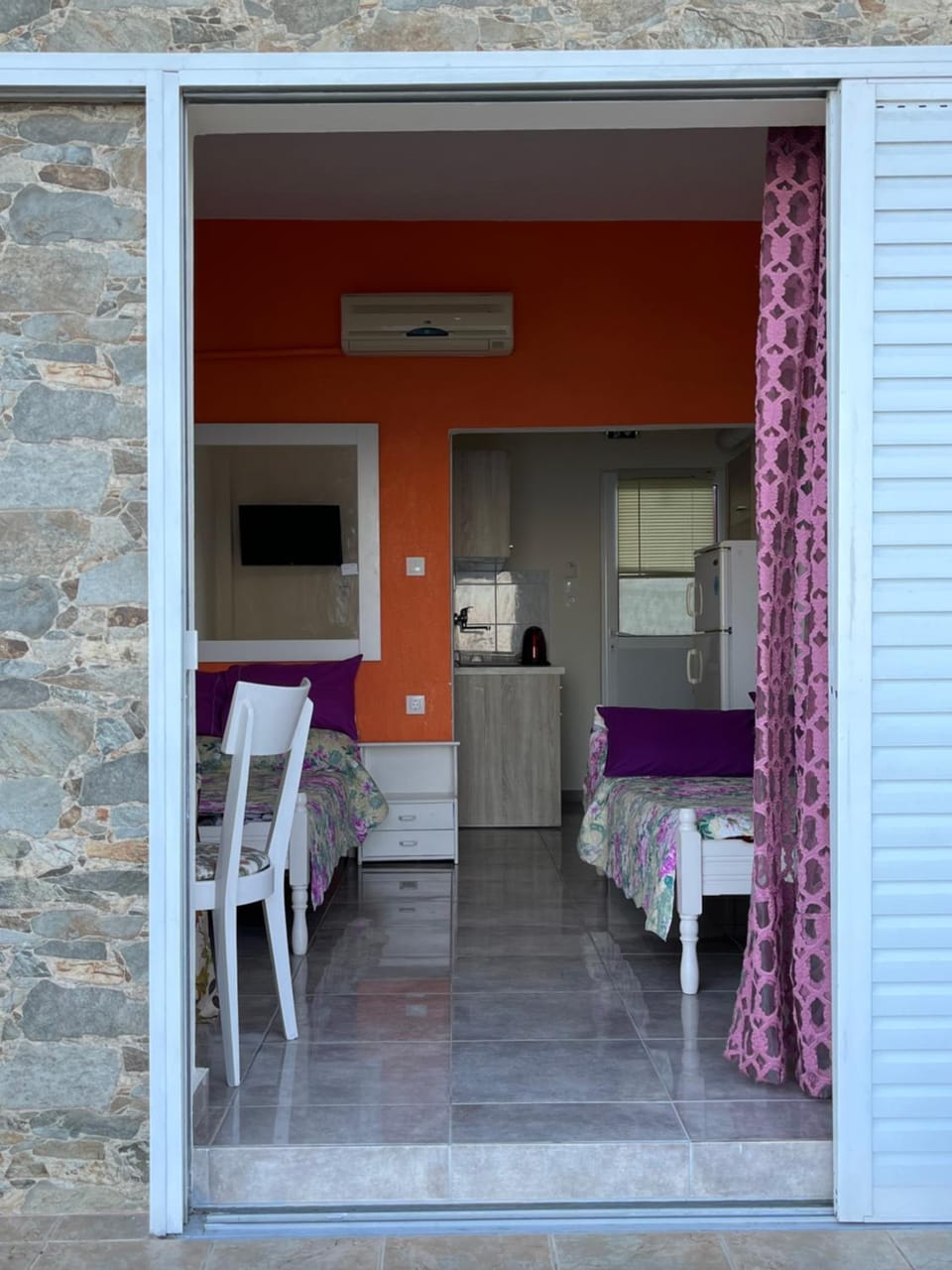 Bedroom, kitchen, air conditioner