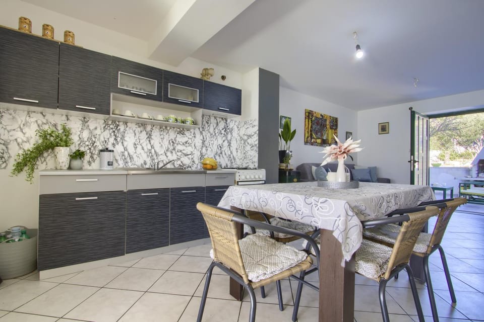 Kitchen or kitchenette, Dining area, stove