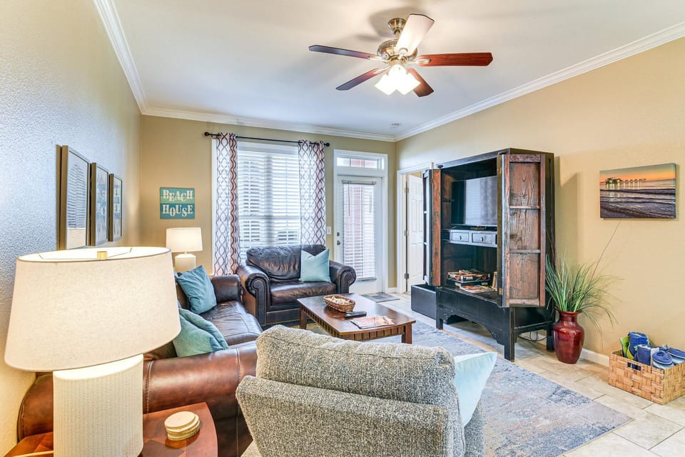 Pool Access + Balcony: Beachfront Galveston Condo! House in Galveston Island