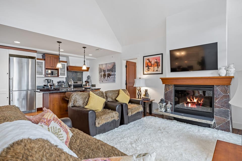 Kitchen or kitchenette, Living room, flat iron