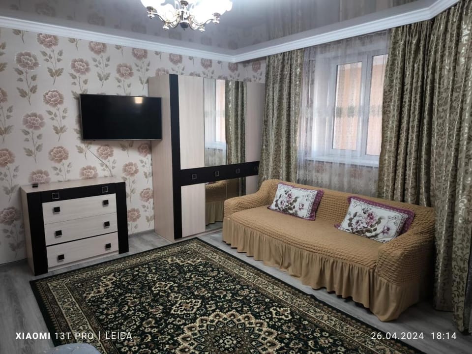 Communal lounge/ TV room, Bed, TV and multimedia, Living room, Photo of the whole room, Seating area, Evening entertainment, Bedroom