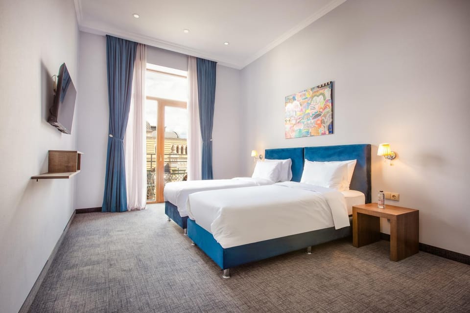 Bed, TV and multimedia, Photo of the whole room, Bedroom