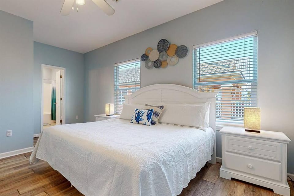 Eye-catching Property w/ Picturesque Coastal Views House in Alabama