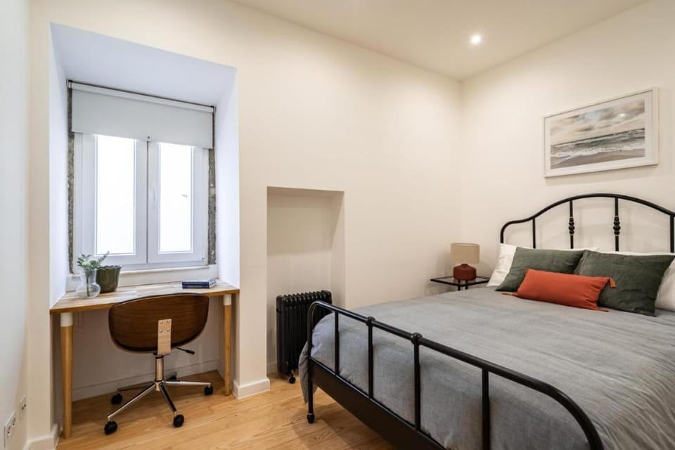 Bed, Seating area, Bedroom