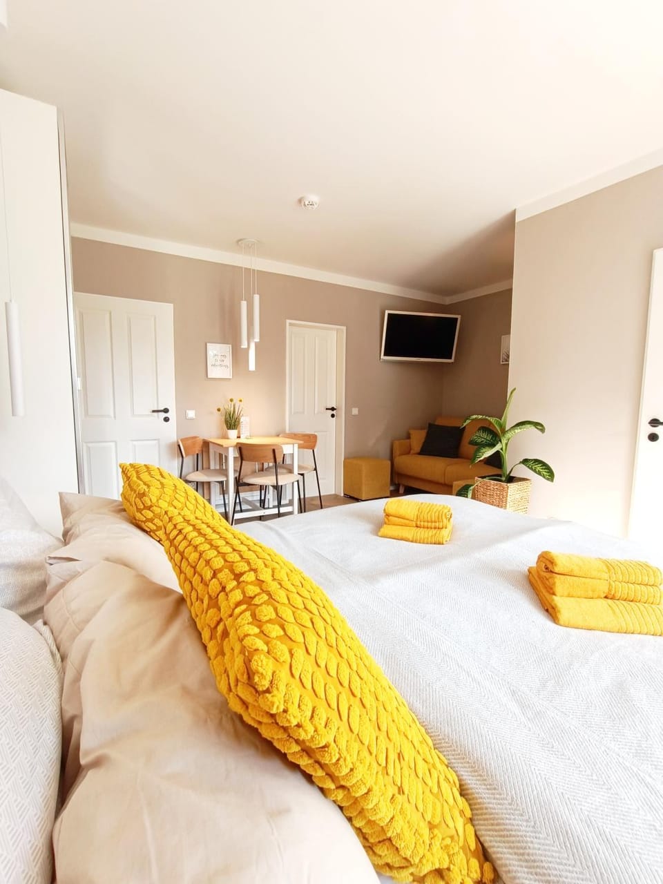 Communal lounge/ TV room, Bed, TV and multimedia, Photo of the whole room, Seating area, Bedroom, towels