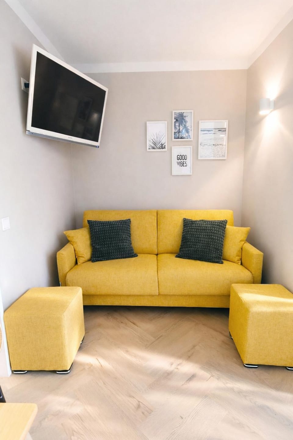 TV and multimedia, Seating area, Bedroom
