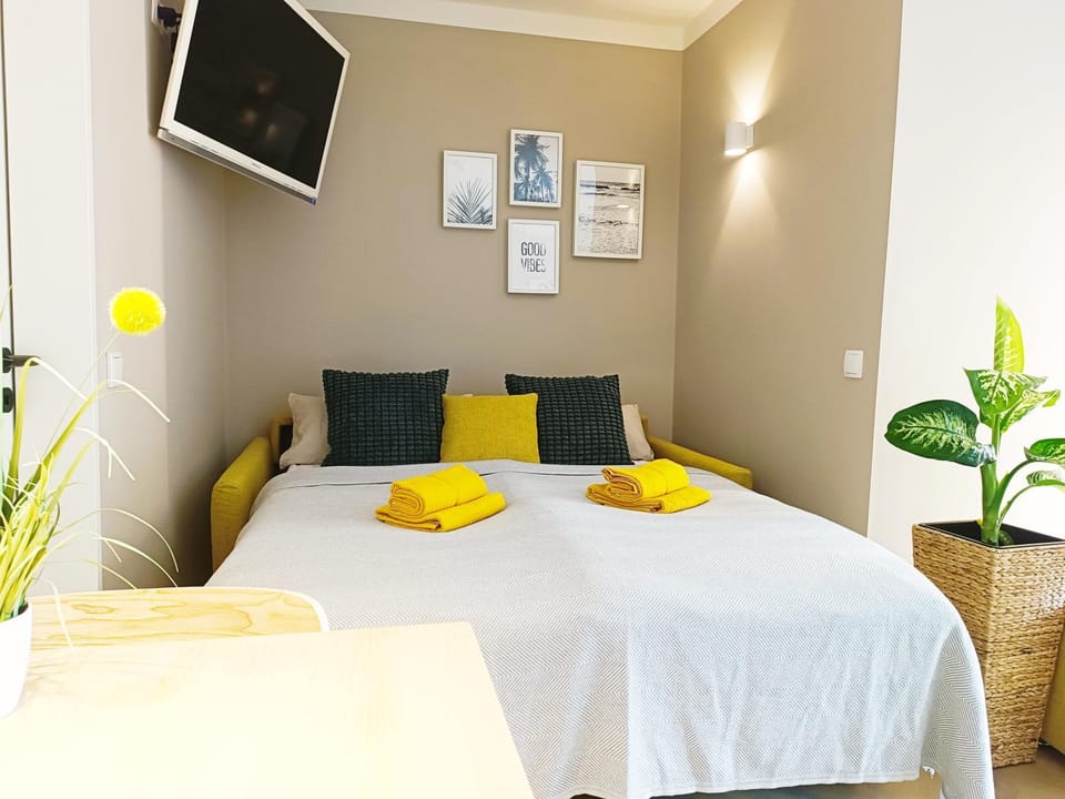 Bed, TV and multimedia, Photo of the whole room, Seating area, Bedroom, towels
