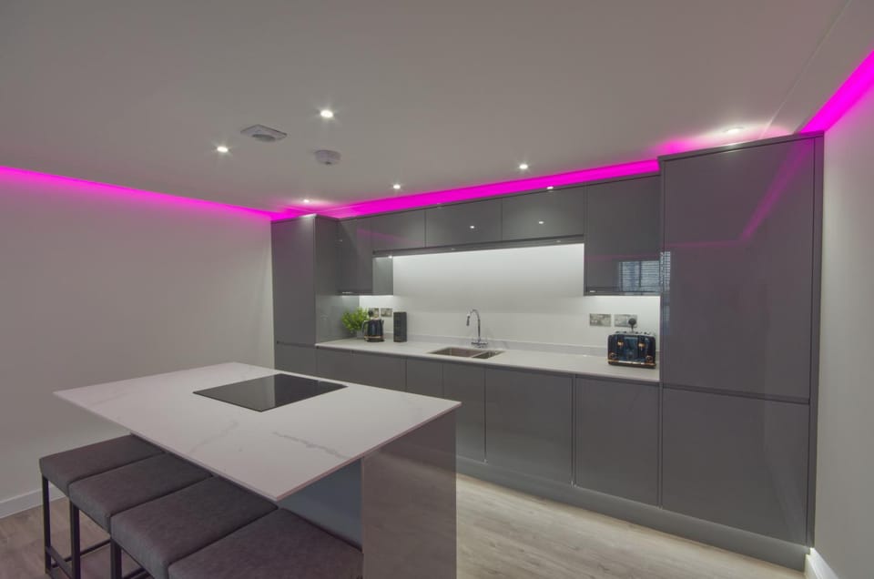 Marina Walk, New Luxury Coastal Apartment in The English Riviera, close to the Shops, Bars and Restaurants with Torquay Marina and Torre Abbey Sands Beach a short walk away! Apartment in Torquay