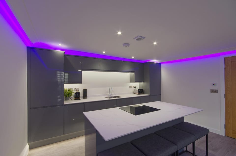 Marina Walk, New Luxury Coastal Apartment in The English Riviera, close to the Shops, Bars and Restaurants with Torquay Marina and Torre Abbey Sands Beach a short walk away! Apartment in Torquay