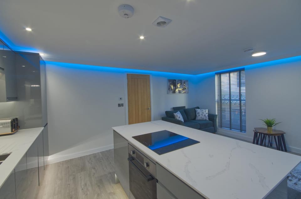 Marina Walk, New Luxury Coastal Apartment in The English Riviera, close to the Shops, Bars and Restaurants with Torquay Marina and Torre Abbey Sands Beach a short walk away! Apartment in Torquay