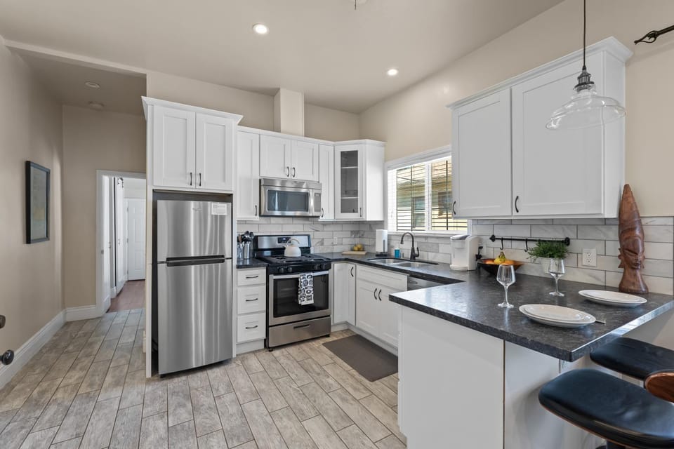 Coffee/tea facilities, Dining area, microwave, oven, stove, kitchen