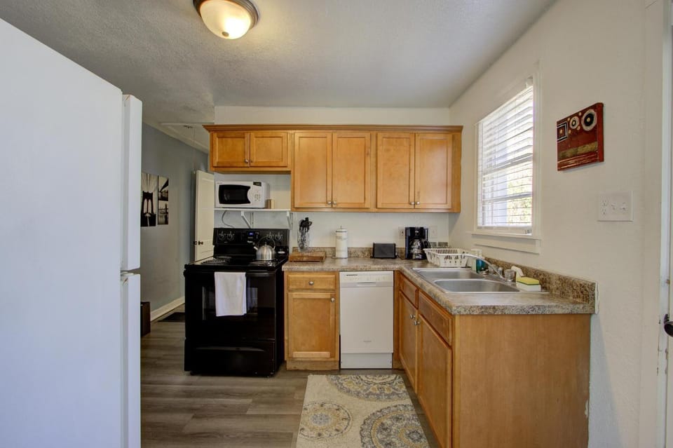 Coffee/tea facilities, microwave, oven, stove, kitchen