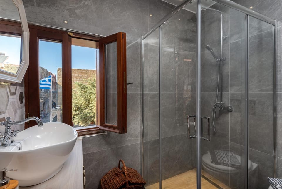 Shower, Toilet, Bathroom, towels