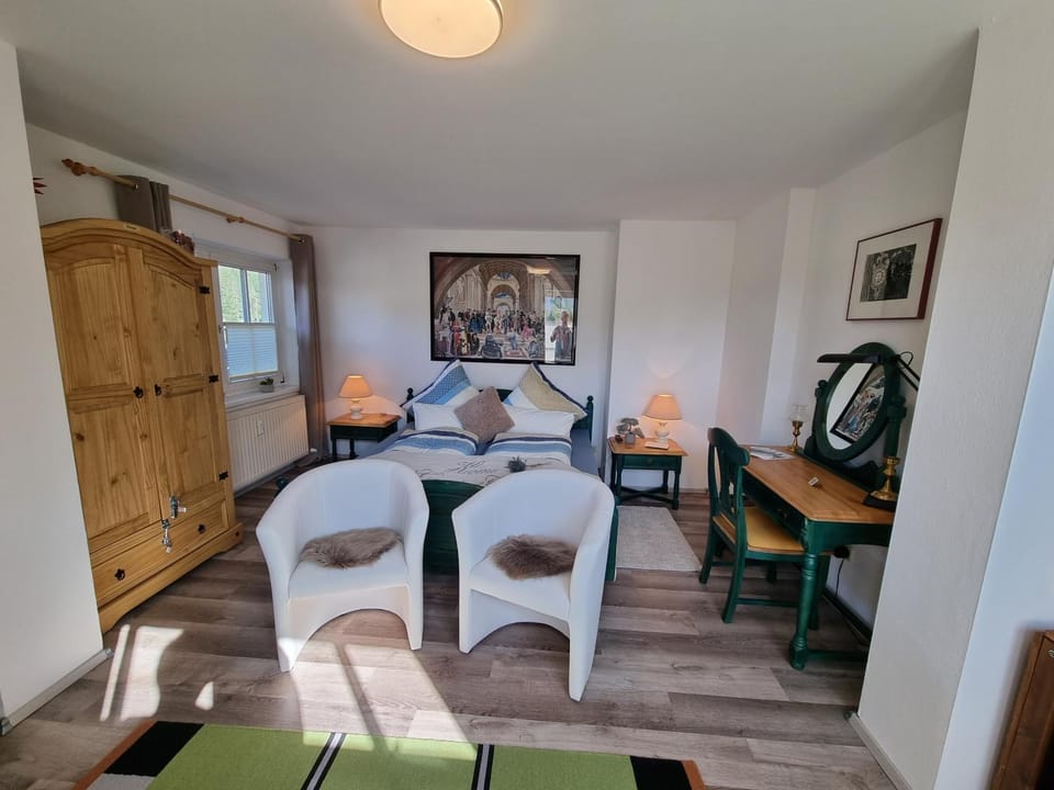 Bed, Lounge or bar, Seating area, Bedroom