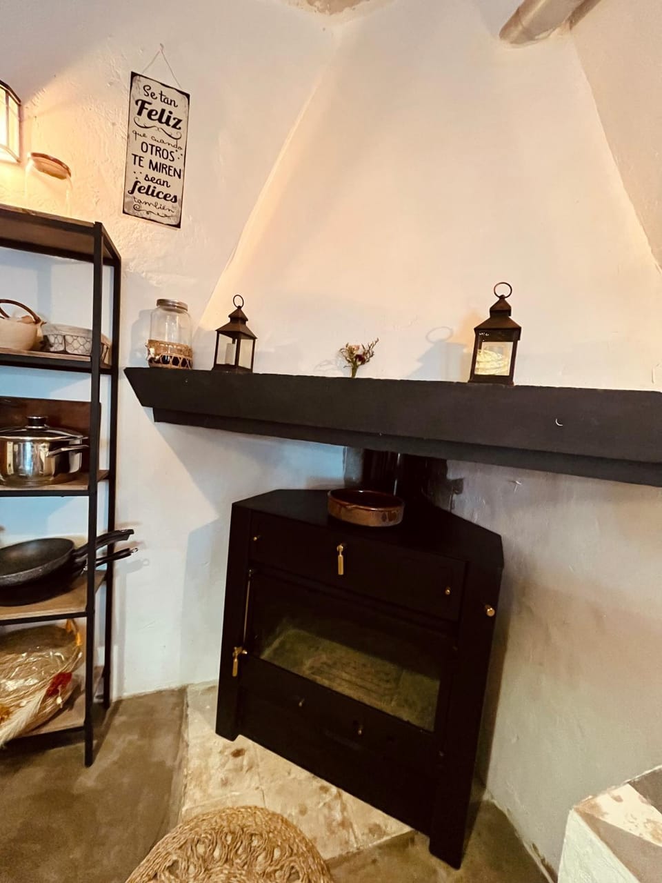 Kitchen or kitchenette, fireplace, flat iron