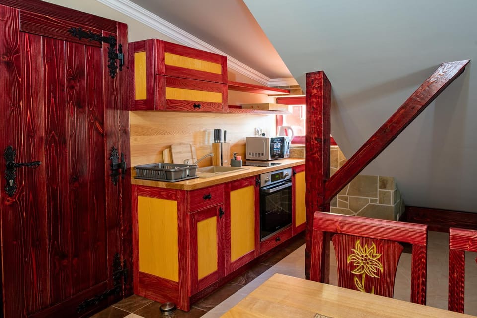Coffee/tea facilities, Kitchen or kitchenette, microwave, oven, kitchen, kitchen