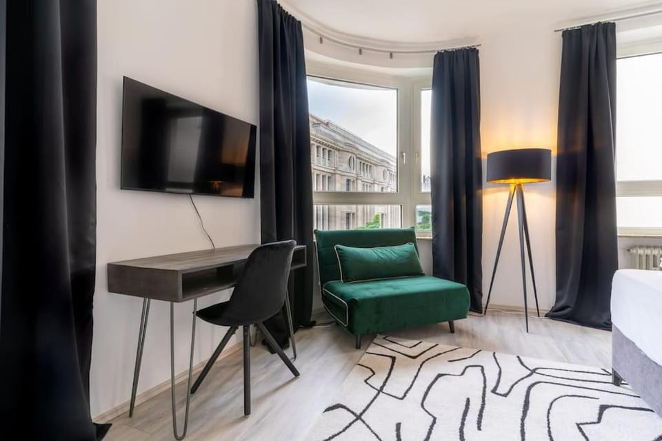 TV and multimedia, Seating area, Bedroom