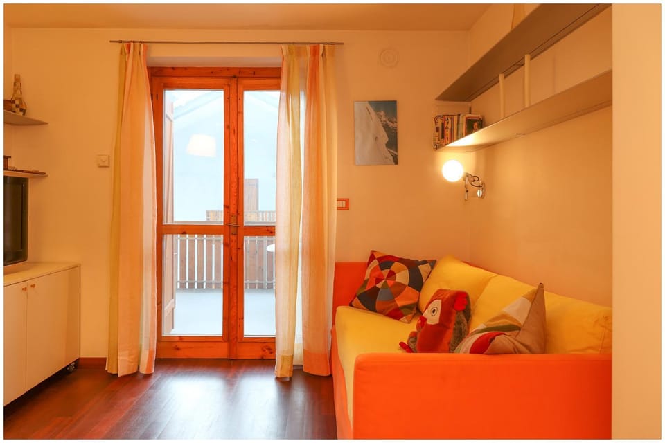 Living room, Seating area, locker