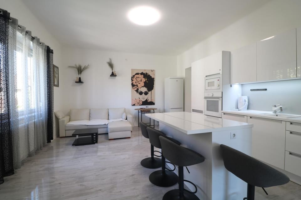 Kitchen or kitchenette, Living room, Seating area, Dining area