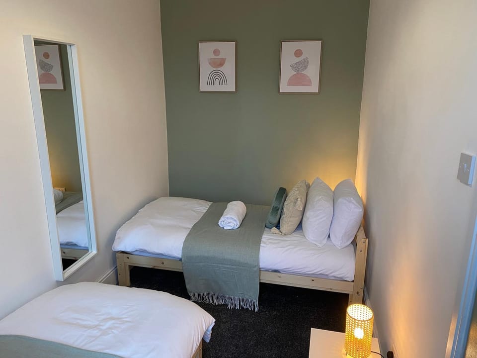 Bed, Photo of the whole room, Bedroom, towels