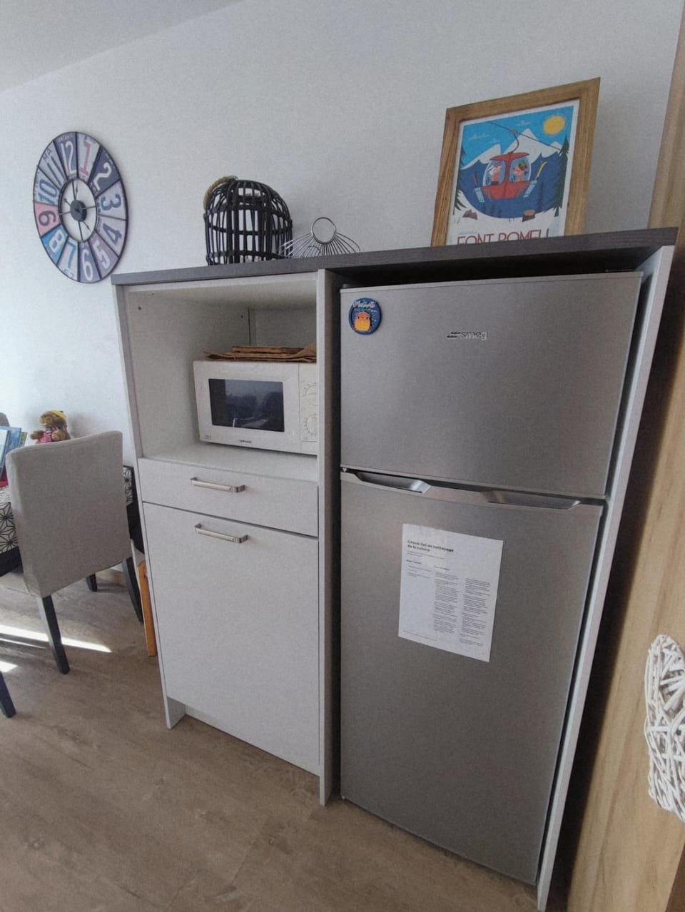 Kitchen or kitchenette, oven