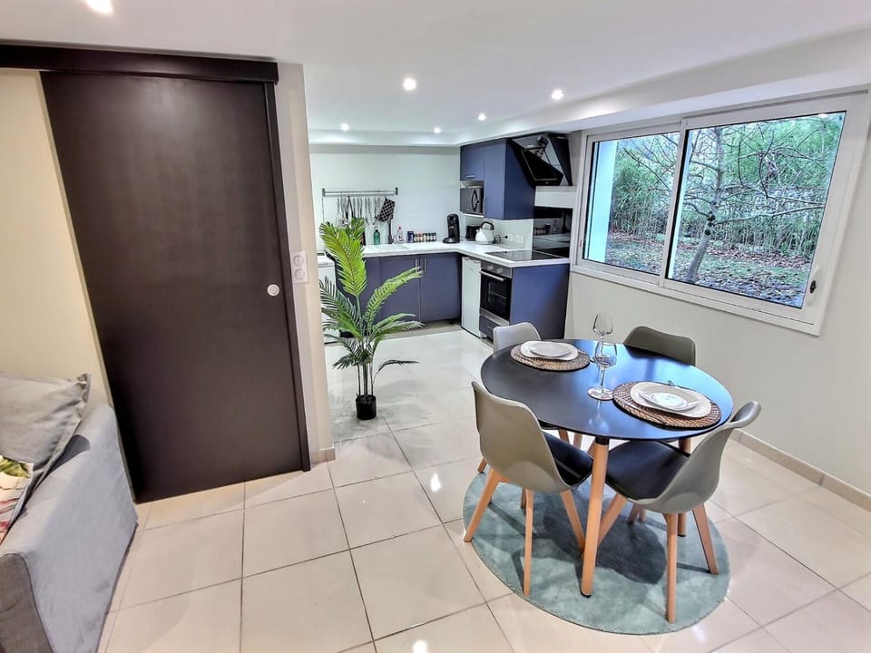 Kitchen or kitchenette, Dining area