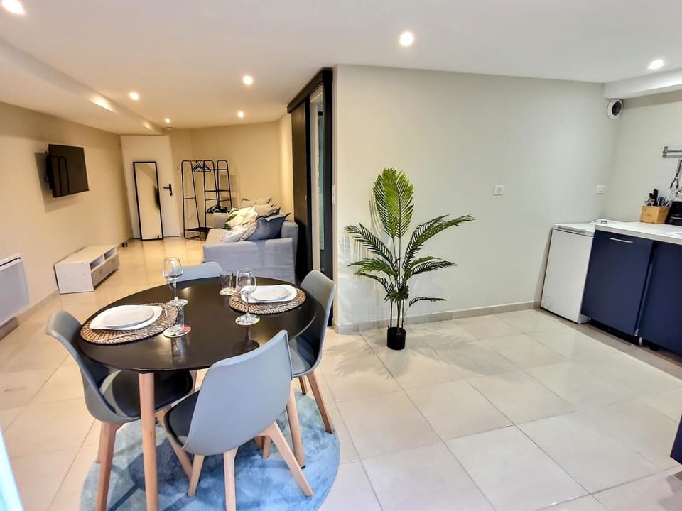 TV and multimedia, Kitchen or kitchenette, Living room, Seating area, Dining area
