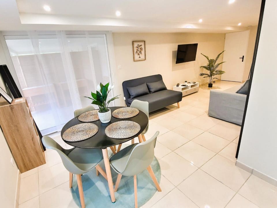 TV and multimedia, Living room, Seating area, Dining area