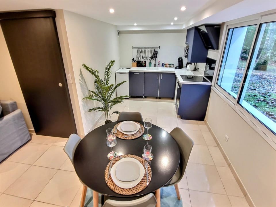 Coffee/tea facilities, Kitchen or kitchenette, Living room, Seating area, Dining area, minibar