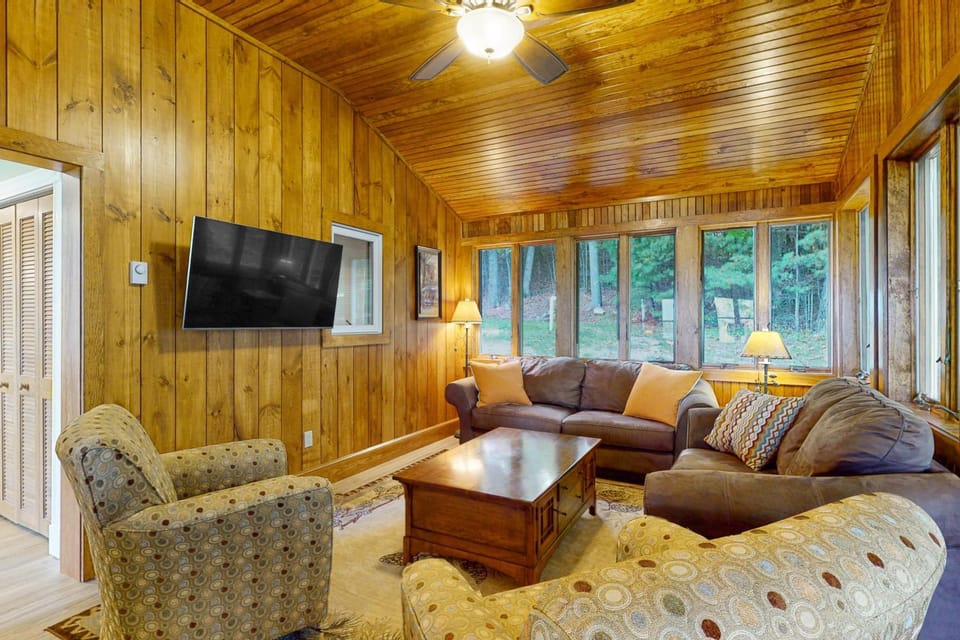 Stoneybrook Retreat Haven - The Carriage House House in Moultonborough